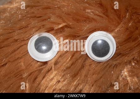 Lustiges Wiggle Google Eyes auf Stoff dummen Hintergrund Stockfoto