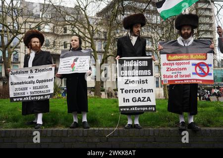 Mitglieder der antizionistischen Haredi-jüdischen Gruppe Neturei Karta zeigen ihre Unterstützung für Palästina, während Hunderttausende von Menschen sich auf den marsch vorbereiten Stockfoto