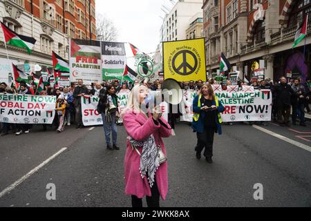 Hunderttausende von Menschen marschieren und fordern einen Waffenstillstand und ein Ende der israelischen Belagerung von Gaza am 17. Februar 2024 in London, Vereinigtes Königreich. Die Stockfoto