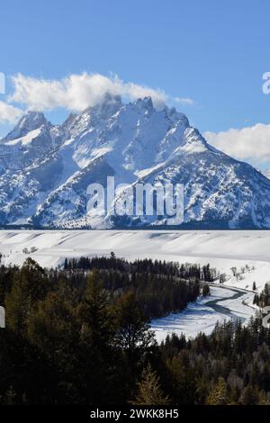 Schnee bedeckt die Teton Range und Snake River an einem schönen Wintertag von Snake River Overlook, Grand Teton NP, Wyoming, USA. Stockfoto