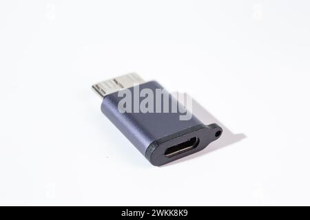 Die Abbildung zeigt ein dunkelgraues USB 3,2-Flash-Laufwerk mit Typ-C-Anschluss. Das Laufwerk ist auf weißem Hintergrund isoliert. Stockfoto