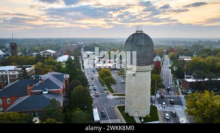 Blick aus der Vogelperspektive auf den Ypsilanti Water Tower bei Sunrise, Michigan Stockfoto