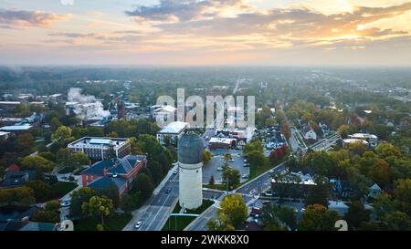 Golden Hour Glühen in Ypsilanti Stadt mit historischem Wasserturm Stockfoto