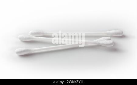 Ohrreinigung, weiße Stifte, isolierter weißer Hintergrund Stockfoto