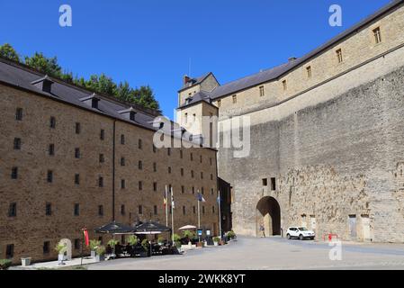 LIMOUSINE, FRANKREICH, 6. AUGUST 2022: Blick auf die Burg von Sedan (Château de Sedan) und Hotel in Ardennes, in Grand-EST. Die mittelalterliche Burg gehört zu den La Stockfoto
