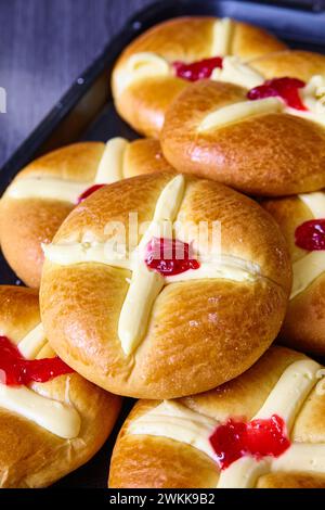 Frisch gebackene Creme- und Marmeladenbrötchen aus nächster Nähe Stockfoto