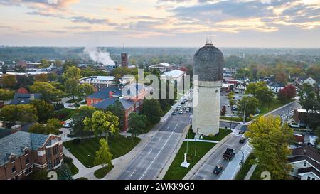 Vorort Dawn mit historischem Wasserturm in Ypsilanti Stockfoto