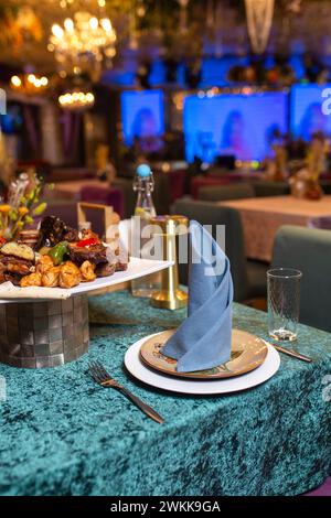 Erleben Sie die reichen Aromen der türkischen Küche in einem luxuriösen Restaurant mit aufmerksamem Personal und einem eleganten Ambiente. Stockfoto