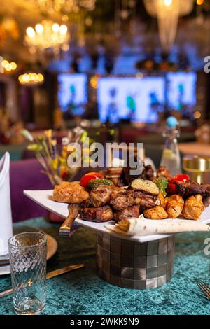 Verschiedene Kebabs auf einem weißen Teller in einem Restaurant. Stockfoto
