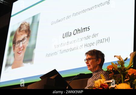 36. Deutscher Krebskongress 21. bis 24. Februar 2024, Eröffnungsveranstaltung, Eröffnung 21.02.2024 Ulla Ohlms Grußwort der Patientenvertretung, Vorstandsvorsitzende der Patienten Tumorbank of Hope / PATH bei der Eröffnungsveranstaltung beim 36. Deutscher Krebskongress 21.02. - 24.02.2024 Berlin Berlin / Brandenburg Deutschland Berlin City Cube *** 36 Deutscher Krebskongress 21. Bis 24. Februar 2024 , Eröffnungsveranstaltung, Eröffnung 21 02 2024 Ulla Ohlms Gruß der Patientenvertreterin, Vorsitzende des Patientenrates Tumorbank of Hope PATH bei der Eröffnungsveranstaltung des Deutschen Krebskongresses 36 Stockfoto