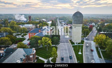 Blick aus der Vogelperspektive auf den Ypsilanti Water Tower bei Sunrise, Vorstadt Street Stockfoto