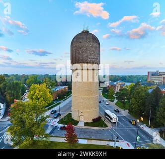 Blick aus der Vogelperspektive auf den Ypsilanti Water Tower bei Sunrise, Michigan Stockfoto