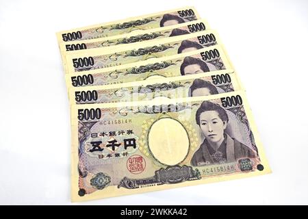 5000 Yen Banknotenrechnungen japanisches Geld – Wales, Großbritannien – 19. Februar 2024 Stockfoto