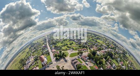 Luftaufnahme aus großer Höhe winziger Planet am Himmel mit Wolken mit Blick auf Altstadt, Stadtentwicklung, Gebäude und Kreuzungen. Transformation von sph Stockfoto