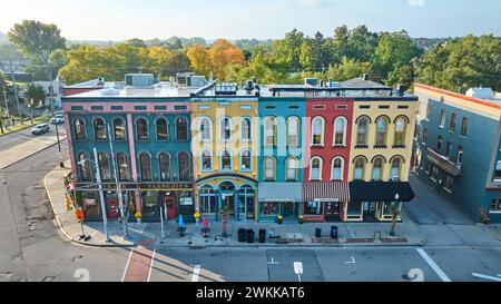Blick aus der Vogelperspektive auf die farbenfrohe historische Downtown Street bei Sunrise Stockfoto