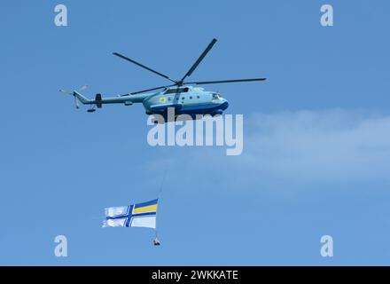 Amphibischer Hubschrauber MI 14, der in den Himmel fliegt, Flagge der ukrainischen Marinestreitkräfte. August 2021. Militärparade zum Unabhängigkeitstag. Kiew, Ukraine Stockfoto