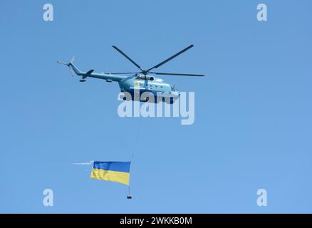 Amphibischer Hubschrauber MI 14, der in den Himmel fliegt, Nationalflagge der Ukraine. August 2021. Militärparade zum Unabhängigkeitstag. Kiew, Ukraine Stockfoto