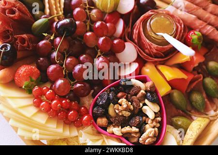 Antipasto-Platte mit Fleisch, Käse, Obst, Gemüse und Nüssen. Vorspeise, Catering-Konzept Stockfoto