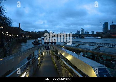 Der Damm ist perfekt gelegen, um den weltberühmten Buckingham Palace, das London Eye und die Houses of Parliament zu erkunden, da er direkt am nördlichen Ufer der Themse innerhalb der Stauzone liegt. Die City of London, Westminster und Charing Cross umgeben das Embankment Stockfoto