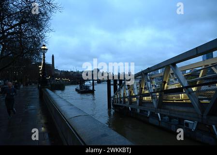 Der Damm ist perfekt gelegen, um den weltberühmten Buckingham Palace, das London Eye und die Houses of Parliament zu erkunden, da er direkt am nördlichen Ufer der Themse innerhalb der Stauzone liegt. Die City of London, Westminster und Charing Cross umgeben das Embankment Stockfoto