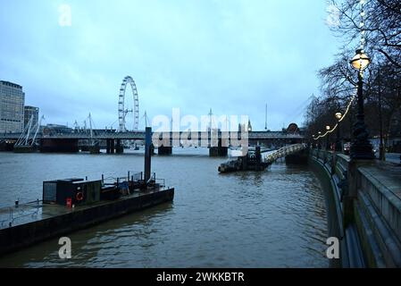 Der Damm ist perfekt gelegen, um den weltberühmten Buckingham Palace, das London Eye und die Houses of Parliament zu erkunden, da er direkt am nördlichen Ufer der Themse innerhalb der Stauzone liegt. Die City of London, Westminster und Charing Cross umgeben das Embankment Stockfoto