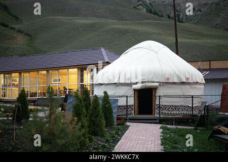 Die Jurte, ein Nomadenzelt Zentralasiens, ist rund, aus Filz oder Fellen, einfach zu montieren und tragbar. Es ist eine traditionelle Wohnung. Stockfoto