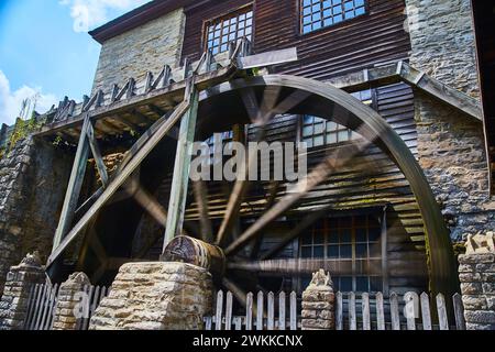 Rustikale Wasserradbewegung in der alten Mühle mit Picket Fence Stockfoto