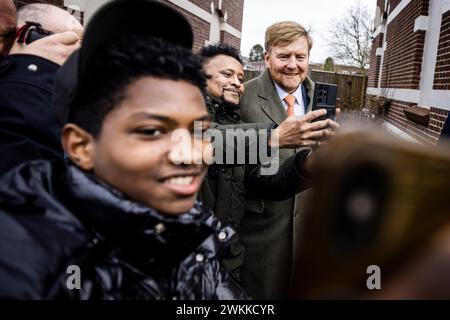 Heerlen, Niederlande, 21.02.2024 König Willem Alexander während eines Arbeitsbesuchs in Heerlen-Noord. Der Arbeitsbesuch konzentriert sich auf das National Liveability and Safety Program. Quelle: NLBeeld/POOL/Rob Engelaar Stockfoto