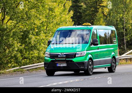 Grüner 2022 MANN TGE Taxi Minibus mit Geschwindigkeit auf der Autobahn gegen grünes Laub. Forssa, Finnland. September 2022. Stockfoto