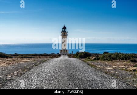 Eine lange Landstraße führt zum Leuchtturm am Cap de Barbaria auf der Insel Formentera Stockfoto