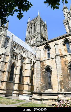 Blick auf den zentralen Turm der Lincoln Cathedral aus dem Südosten, Lincolnshire, England Stockfoto