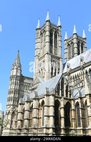 Blick auf die beiden Westtürme der Lincoln Cathedral, Lincolnshire, England Stockfoto