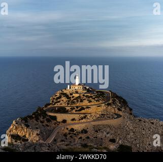 Blick auf den Leuchtturm Cap de Formentor auf Mallorca im warmen Abendlicht Stockfoto
