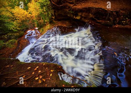 Herbstwasserfall Serenity at Chapel Falls, Michigan - Woodland Perspective Stockfoto