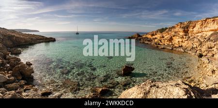 Panoramablick auf eine idyllische Bucht bei es Cap Enderrocat im Süden Mallorcas mit einem Segelboot vor Anker Stockfoto