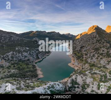 Ein Blick aus der Vogelperspektive auf den malerischen Gorg Blau Bergsee und Stausee in den Serra de Tramuntana Bergen im Norden Mallorcas Stockfoto