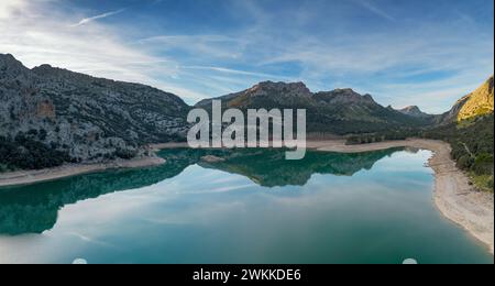 Ein Blick aus der Vogelperspektive auf den malerischen Gorg Blau Bergsee und Stausee in den Serra de Tramuntana Bergen im Norden Mallorcas Stockfoto