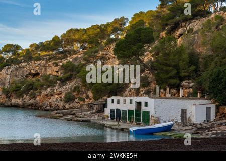 Cala Pi, Spanien - 28. Januar 2024: Blick auf das Bootshaus und die Bucht am malerischen Cala Pi im Süden Mallorcas Stockfoto