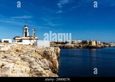 Ciutadella, Spanien - 26. Januar 2024: Blick auf das Ciutadella-Leuchtturm und das Schloss Sant Nicolau am Hafeneingang in Ciutadella Stockfoto