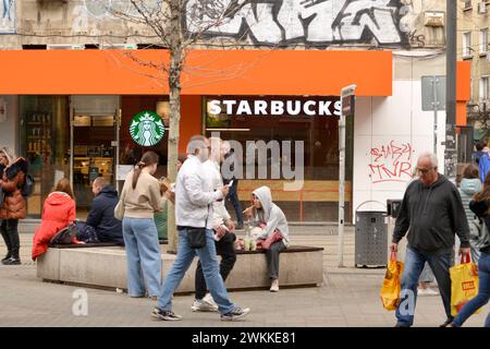 Starbucks Coffee Shop und Leute auf dem Slaveykow Platz in Sofia, Bulgarien, Osteuropa, Balkan, EU Stockfoto