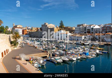 Ciutadella, Spanien - 26. Januar 2024: Blick auf die historische Altstadt von Ciutadella und den natürlichen Hafen und den Sporthafen darunter Stockfoto