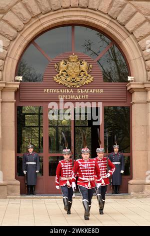 Wachen in Husaren-Uniformen führen eine Wachwechsel-Zeremonie vor dem Gebäude des bulgarischen Ratsvorsitzes, Sofia, Bulgarien, Osteuropa, Balkan, EU Stockfoto