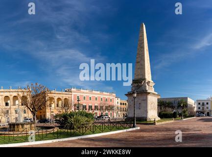 Ciutadella, Spanien - 26. Januar 2024: Blick auf den Obelisken Ciutadella und die Plaza Born im historischen Stadtzentrum Stockfoto