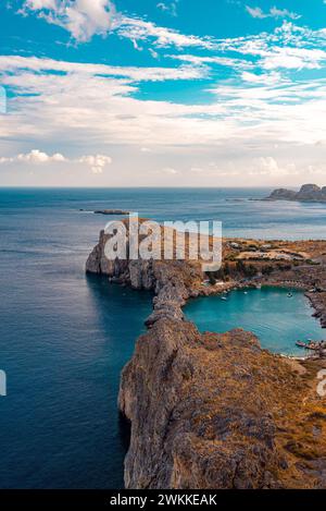 Aus der Vogelperspektive auf der St. Paul's Bay in Lindos, Rhodos, Griechenland. Stockfoto