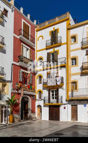 Ibiza, Spanien - 1. Februar 2024: Farbenfrohe Gebäude und Stadtplatz im historischen Stadtteil Dalt Vila von Eivissa Dalt Vila Stockfoto