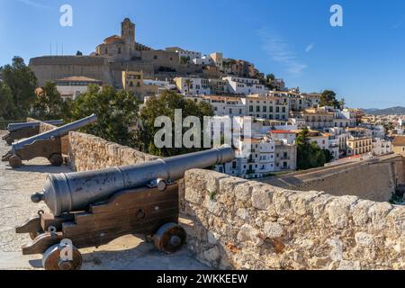 Ibiza, Spanien - 1. Februar 2024: Altstadt von Ibiza mit Burg und Kathedrale und den Sankt Lucia mit Kanonen im Vordergrund Stockfoto