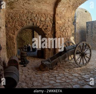 Ibiza, Spanien - 1. Februar 2024: Kanonen und Pulverfässer in der historischen Stadt und den Burgmauern der Altstadt von Eivissa Stockfoto