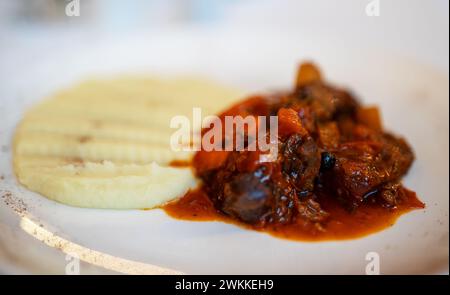 Rinderwangen mit Kartoffelpüree. Stockfoto