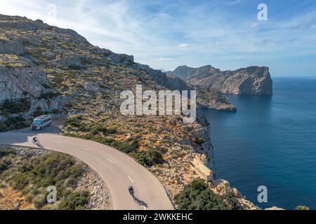 Pollenca, Spanien 30. Januar 2024: Radfahrer und Wohnmobil auf der kurvigen Bergstraße, die zum Cap de Formentor im Norden Mallorcas führt Stockfoto