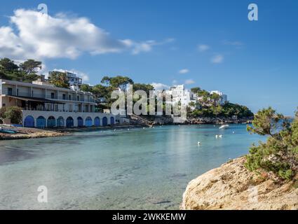 Portinatx, Spanien - 3. Februar 2024: Das idyllische Dorf Portinatx im Norden Ibizas Stockfoto